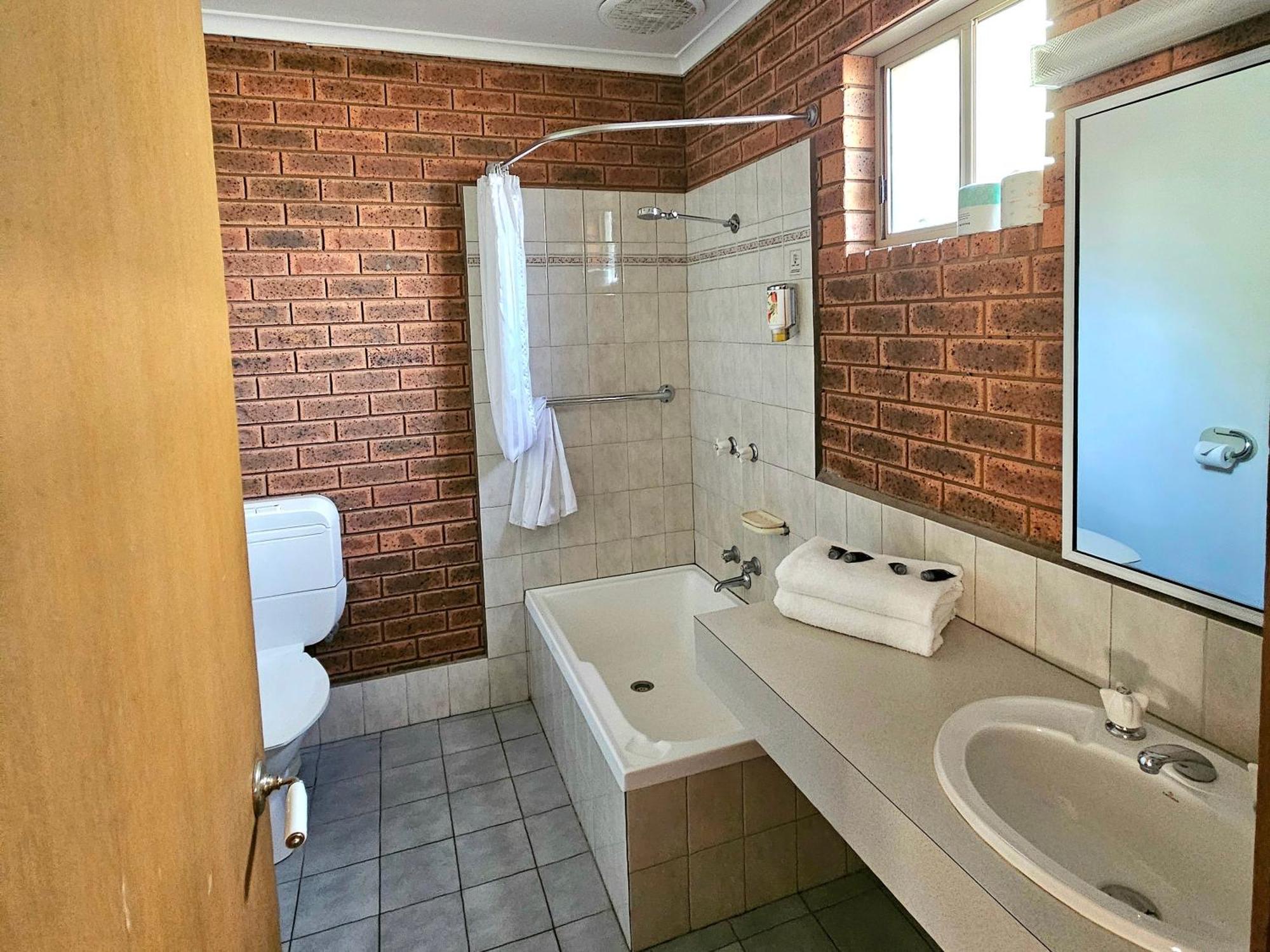 Bridge Motor Inn Токумвал Экстерьер фото
