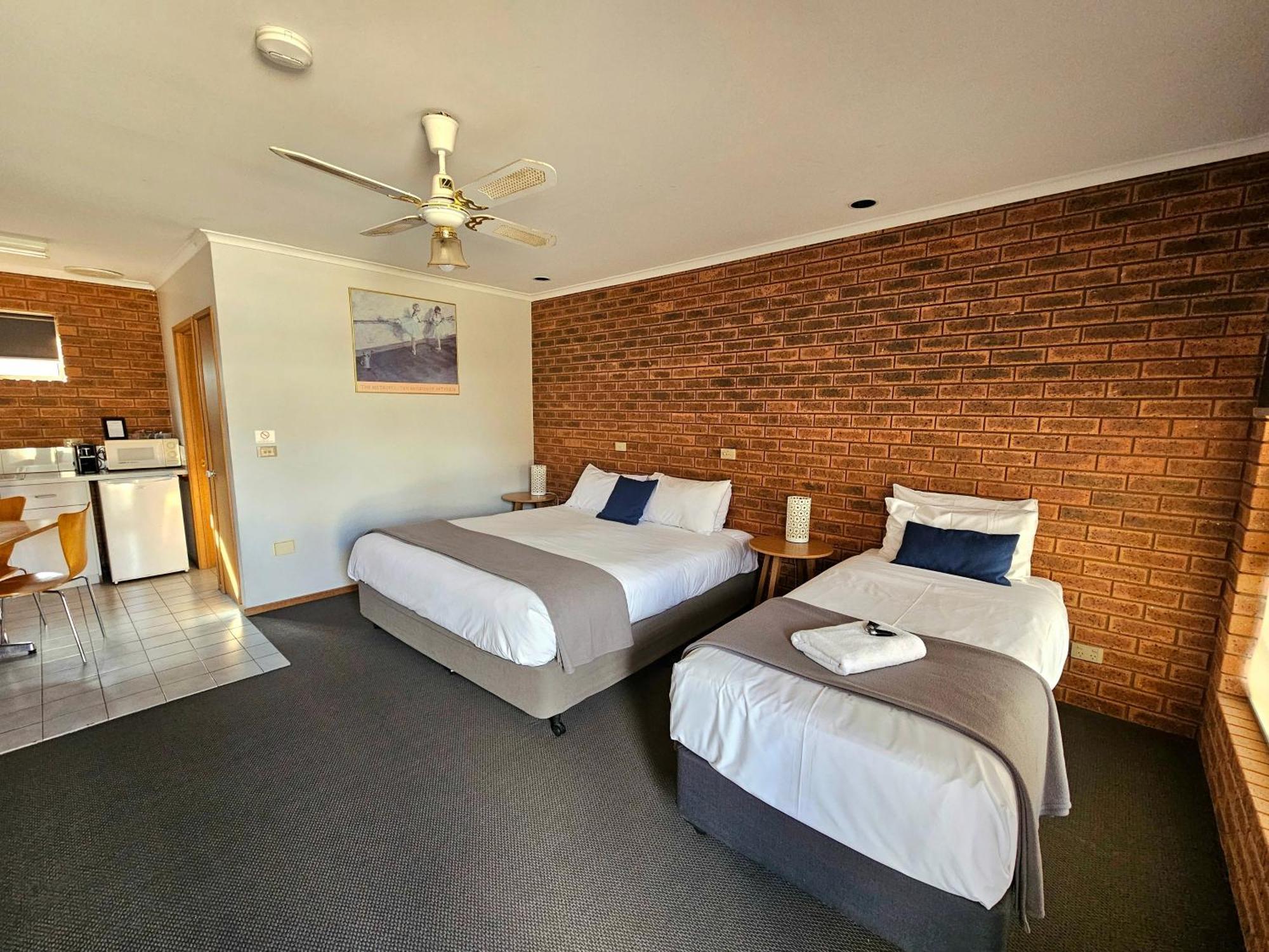 Bridge Motor Inn Токумвал Экстерьер фото