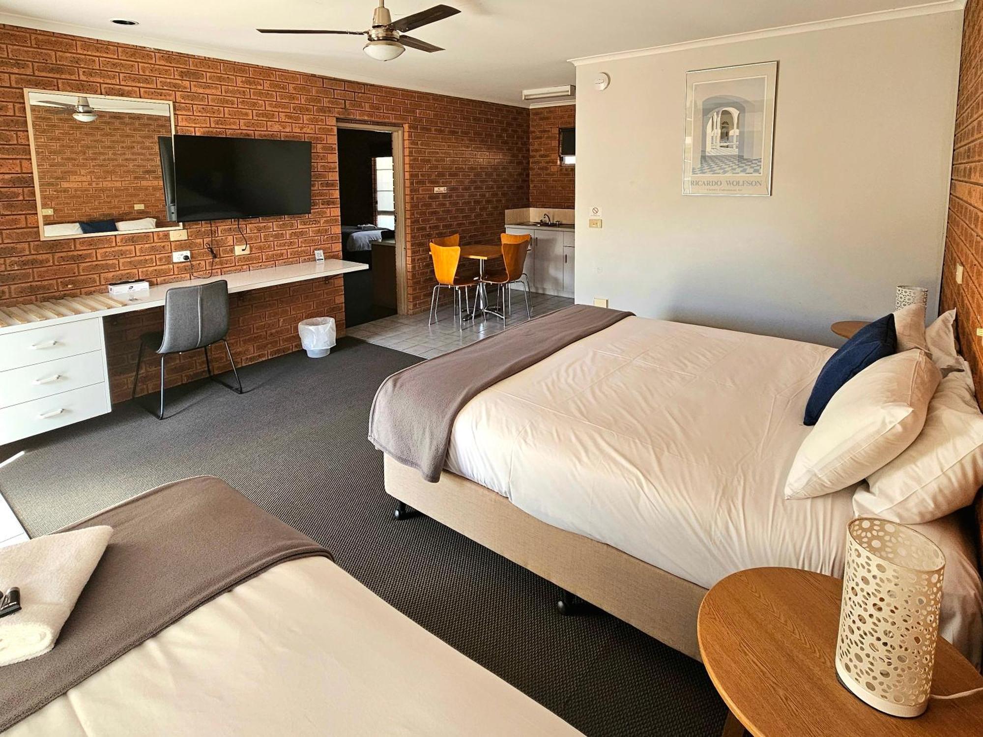 Bridge Motor Inn Токумвал Экстерьер фото