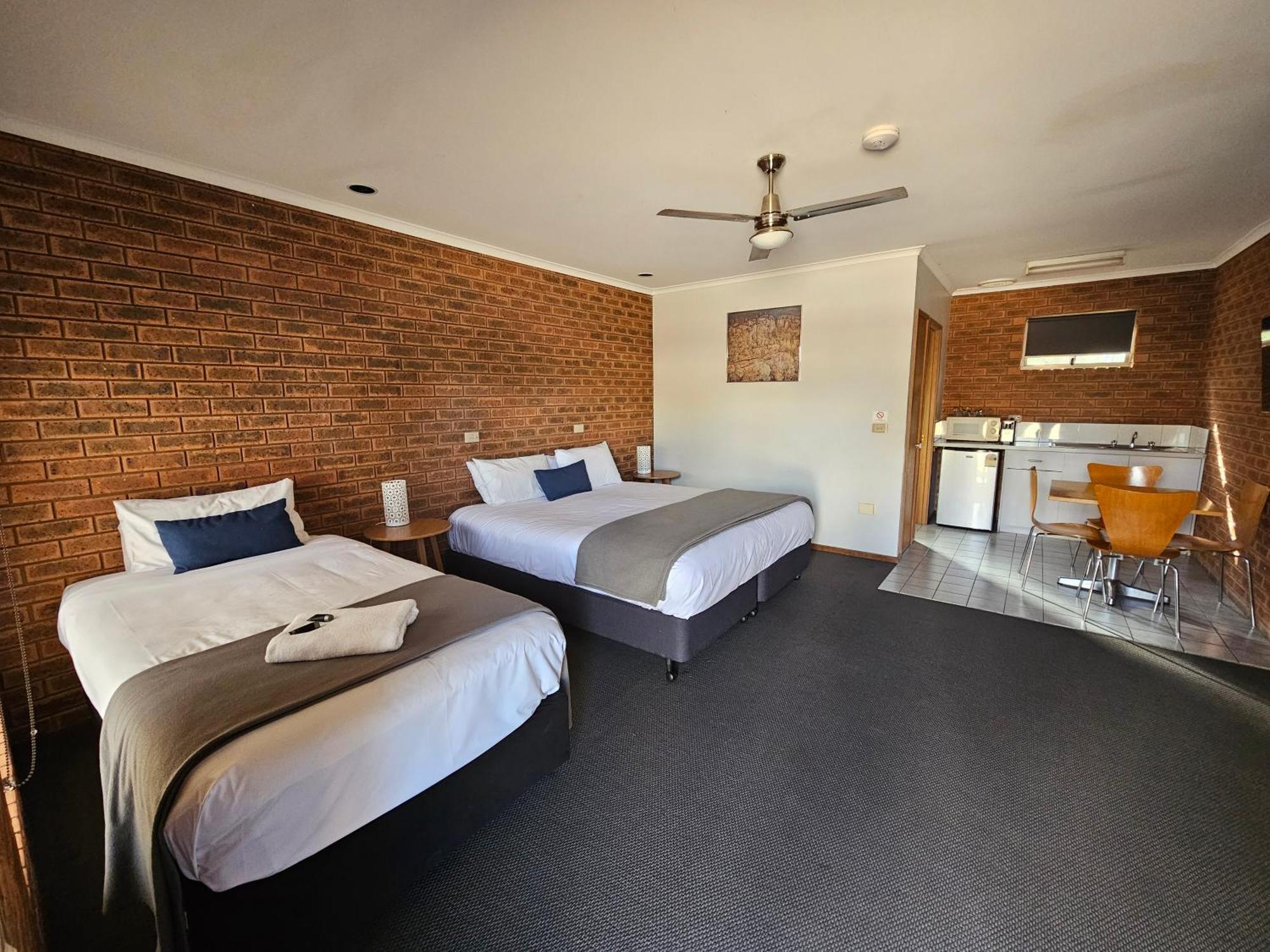 Bridge Motor Inn Токумвал Экстерьер фото