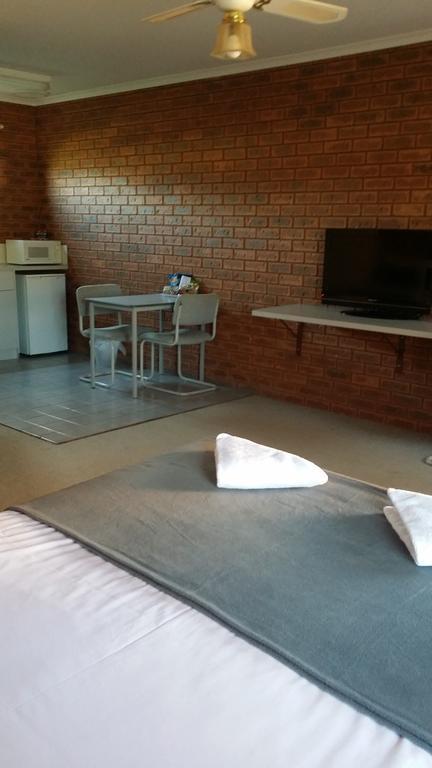 Bridge Motor Inn Токумвал Экстерьер фото