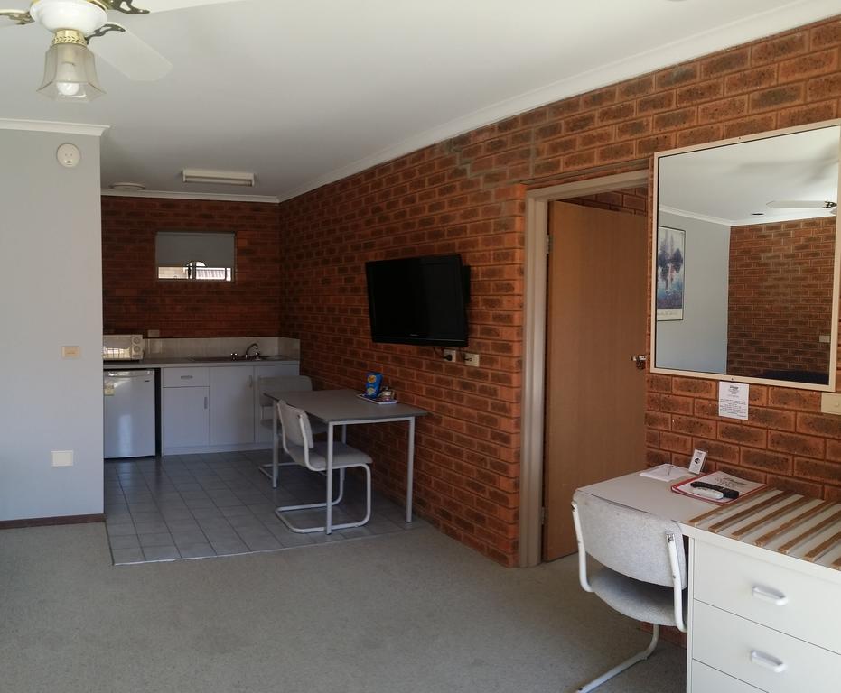 Bridge Motor Inn Токумвал Экстерьер фото