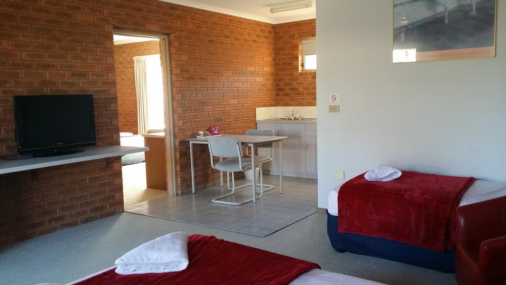Bridge Motor Inn Токумвал Номер фото