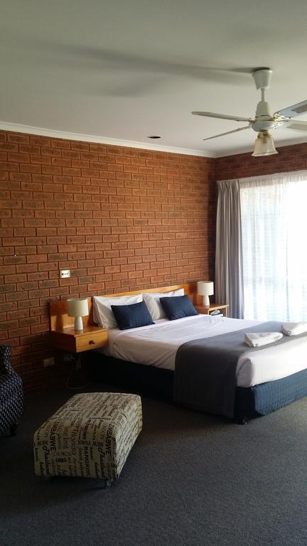 Bridge Motor Inn Токумвал Экстерьер фото